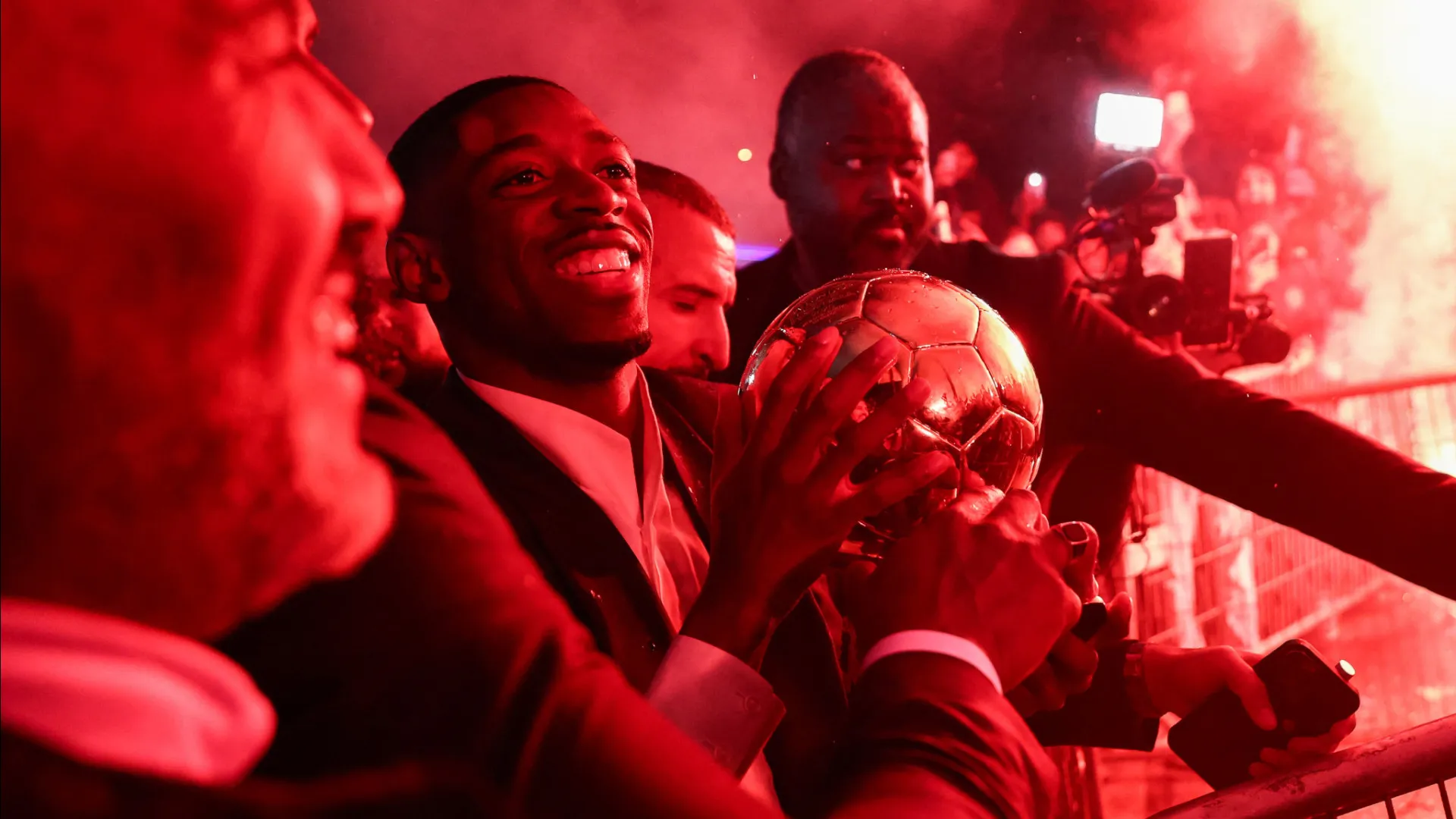 festa-por-bola-de-ouro-de-dembele-tem-fogos-na-rua-e-grito-de-guerra-na-plateia