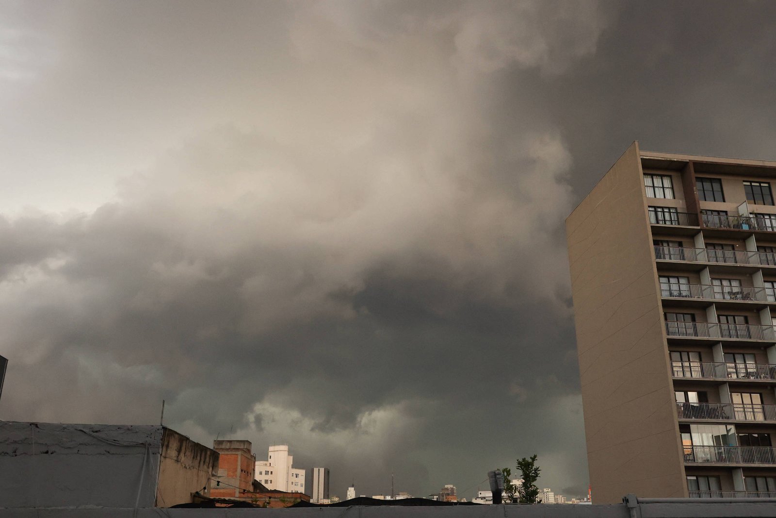 inmet-emite-alerta-laranja-para-tempestade-e-ventos-intensos-neste-sabado-(18)-em-sp