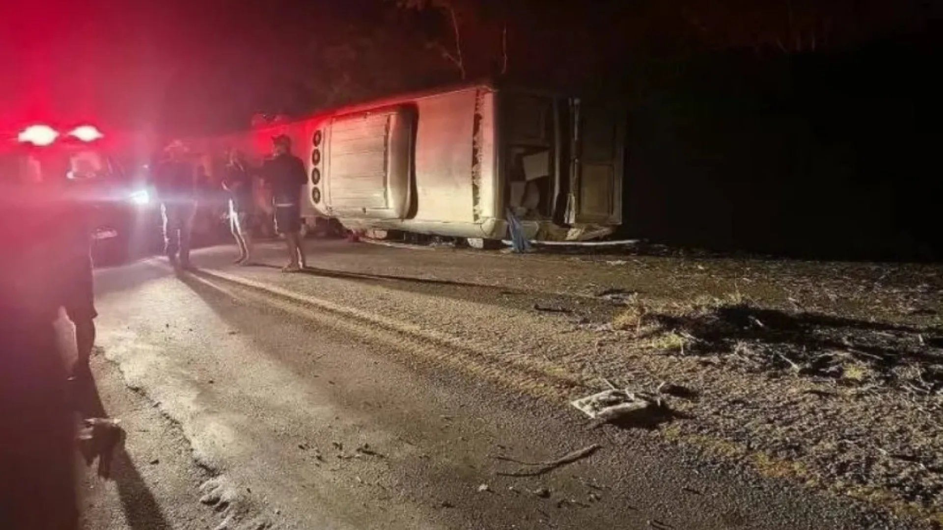 acidente-com-onibus-deixa-mortos-e-feridos-na-br-423,-em-pernambuco