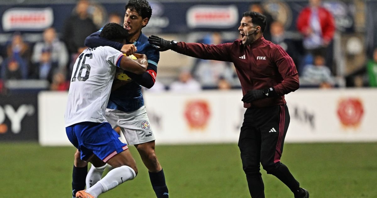 gustavo-gomez,-do-palmeiras,-inicia-confusao-generalizada-em-eua-x-paraguai
