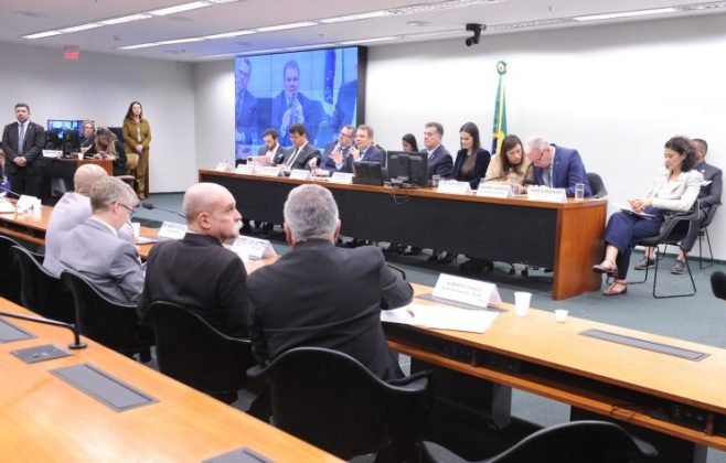 comissao-adia-para-esta-quarta-feira-a-votacao-de-proposta-que-reduz-maioridade-penal-para-16-anos