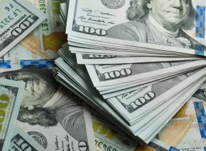 dolar-opera-em-alta-e-vai-a-r$-5,44-nesta-segunda-feira-(1o)