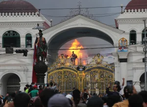 esposa-de-ex-primeiro-ministro-do-nepal-e-queimada-viva-durante-protestos