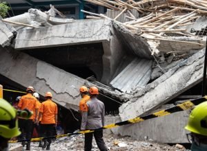 numero-de-mortos-em-desabamento-de-escola-na-indonesia-sobe-para-36