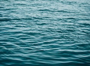 por-que-a-agua-muda-de-cor?-veja-o-que-isso-revela-sobre-o-ambiente