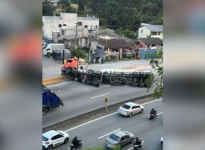carreta-com-30-kg-de-cimento-tomba-e-interdita-trecho-de-rodovia-em-sp