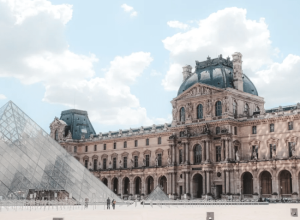 museu-do-louvre,-em-paris,-e-fechado-neste-domingo-(19)-apos-assalto