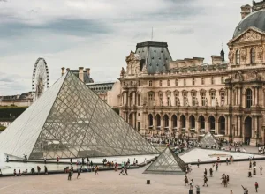 roubo-no-louvre:-dois-suspeitos-sao-presos-por-roubo-de-joias